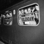 841504 Afbeelding van de supporters van de voetbalclub Volendam bij aankomst (of vertrek) per trein van het ...
